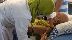 টিকা দেয়া হচ্ছে