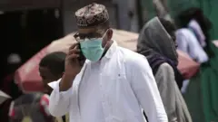 መርካቶ ላይ ስልክ እያወራ ያለ ግለሰብ