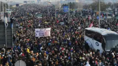 Blokada kod Sava centra u Beogradu protekla je bez većih incidenata, osim pred kraj kada je grupa momaka bakljama gađala okupljene.