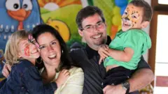 Fabiana e Marcus Clark com os filhos Raissa e Benjamin