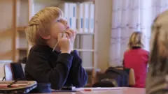 டென்மார்க் பள்ளியில் சமூக இடைவெளியை கடைபிடித்து சாதித்து காட்டியுள்ளனர்