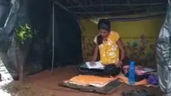 सिंधुदुर्ग जिल्ह्यातील कणकवली तालुक्यातील दारिस्ते या दुर्गम भागात राहणारी स्वप्नाली पशुवैद्यकीय पदवीचा अभ्यास करत आहे.