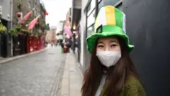 Persona vestida para la fiesta en Dublín.