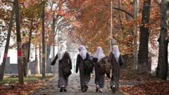 Муслима ўқувчи қизлар