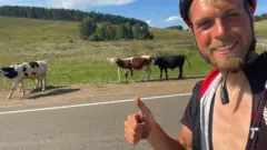 Крис Бом путешествует на велосипеде по России