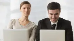 Mulher espiando conversa de homem em computador