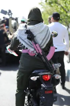 راهپیمایی دختران جان‌فدای ایران با تجهیزات نظامی صورتی