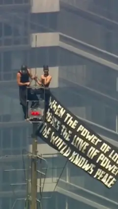 Par se popeo na Empajer stejt bilding i razvio baner sa natpisom 'Kada moć ljubavi pobedi ljubav prema moći, svet spoznaje mir'.