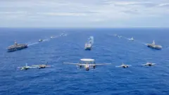 「卡爾·文森」號航空母艦(左)、「加賀」號(中)和「戴高樂」號航空母艦(右)參加太平洋聯合演習