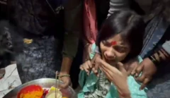 लड़की ने अपने प्रेमी के शरीर पर हल्दी लगाई