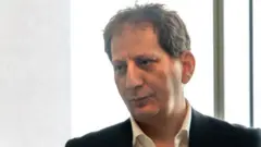 بابک زنجانی در حال صحبت با یکی از اعضای طالبان