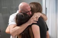Shlomi Ziv abraça familiares