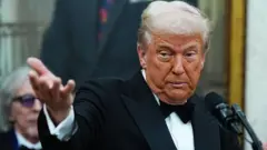 Трамп перед мікрофоном підняв руку