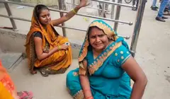 हाथरस  में हुए हादसे के बाद अस्पताल के बाहर परिजनों का हाल