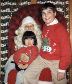 Collier Landry junto a su hermana y Papá Noel.