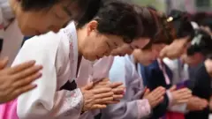 Mulheres sul-coreanas rezando