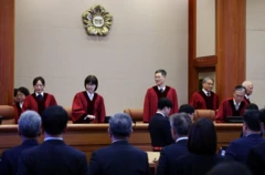 헌법재판관 심판정에 들어서는 재판관들
