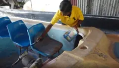 இலங்கை: படகுகளை பழுதுநீக்கி ஆச்சர்யத்தில் ஆழ்த்தும் பெண்கள்