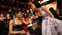 अकेडमी द्वारा जारी की गई इस तस्वीर में, टेयाना टेलर और चेस इनफ़िनिटी हॉलीवुड, कैलिफ़ोर्निया के डॉल्बी थिएटर में आयोजित 98वें ऑस्कर समारोह के दौरान