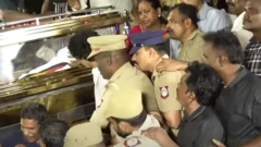 தேமுதிக கட்சி அலுவலகத்தில் வைக்கப்பட்டிருந்த விஜயகாந்தின் உடலுக்கு அஞ்சலி செலுத்திய விஜய்
