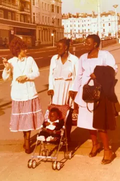 Peter com seus parentes da Nigéria e sua mãe adotiva britânica.