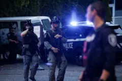 Policiais de Seattle patrulham área do Space Needle após tiroteio que deixou vítimas no dia 26 de julho 