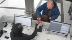 تلویزیون رسمی ایران تصاویری از دیپلمات هلندی و چمدان او در فرودگاه امام خمینی تهران پخش کرده است