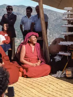 Lama Thubten Yeshe em cerimônia para o Dalai Lama no recém-inaugurado retiro espiritual budista perto de Bubion, vilarejo nas montanhas de La Alpujarra no sul da Espanha, em setembro de 1982