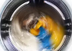 Une machine à laver en marche