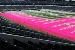 Vista panorâmica do estádio de Dallas sob iluminação durante o processo de instalação e preparação do campo, em 14 de maio de 2026, nos EUA