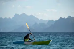 Persona haciendo kayak en Loreto.
