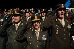 Militares con la mano saludan
