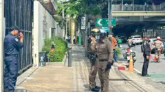 စက်တင်ဘာ ၂၃ ရက်က ဘန်ကောက်မြို့ စစ်ကောင်စီမြန်မာသံရုံးရှေ့မှာ ထိုင်းမျိုးချစ်အဖွဲ့တွေ ဆန္ဒထုတ်ဖော်နေတဲ့အချိန် ထိုင်းရဲတွေ စောင့်ကြပ်နေတဲ့မြင်ကွင်း