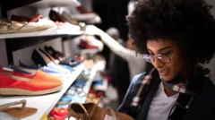 زنی در کفش‌فروشی