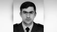 Чорно-білий портрет Олександра Питайчука у парадній формі ДСНС.