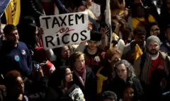 Manifestação na Avenida Paulista, em São Paulo, pedindo pela taxação dos super-ricos, o fim da escala 6x1 e condenando o tarifaço dos EUA sobre o Brasil. Em 10 de julho de 2025