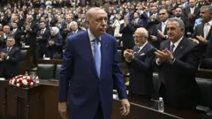 Erdoğan grup toplantısı sırasında kürsüye yürüyor; AKP vekilleri alkışlıyor