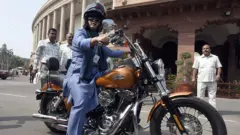 2016 मध्ये भारतीय खासदार रणजित रंजन हार्ले डेव्हिडसन ही बाईक चालवताना