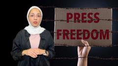 لافتة مكتوب عليها حرية الصحافة مقيدة