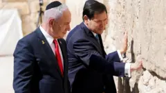 Secretário de Estado dos EUA, Marco Rubio, e o primeiro-ministro israelense, Benjamin Netanyahu, visitam o Muro das Lamentações.
