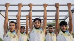 हरियाणातील एका अकादमीमध्ये तरुण अग्निवीर बनण्याची तयारी करत आहेत 