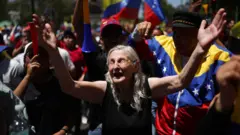 Una mujer extiende los brazos emocionada entre una multitud.
