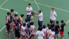 2026年6月初，網絡流傳一條影片：在香港漢華中學的操場上，籃球隊教練翁金驊涉抓着一名學生的左手，連續掌摑其面部至少三下。