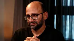 Сами ас-Саий турма қўриқчилари томонидан жинсий таҳқирланганини айтган.