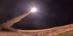 صورة أرشيفية لإطلاق صاروخ من قبل المقاتلين الحوثيين باتجاه إسرائيل
