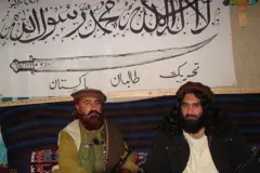 دوه وسله وال کسان د پاکستاني طالبانو له بیرغ سره.