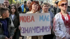 Група людей на мітингу на захист української мови. Жінка в центрі тримає плакат зі словами "Мова має значення". 
