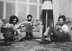 Foto em preto e branco de Caetano Veloso, Jards Macalé e Moacyr Albuquerque durante as gravações do álbum 'Transa', em Londres, em 1971