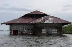 خانه‌ای ساحلی در ویتنام احاطه شده در سیلاب ناشی از طوفان بوالوی