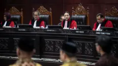 Ketua Majelis Hakim Mahkamah Konstitusi Suhartoyo (kedua kanan) didampingi anggota Majelis Hakim MK Saldi Isra (kedua kiri), Arief Hidayat (kanan), dan Enny Nurbaningsih (kiri) memimpin sidang perdana perselisihan hasil Pilpres 2024 dengan pemohon calon presiden dan calon wakil presiden nomor urut 3 Ganjar Pranowo-Mahfud MD di Gedung Mahkamah Konstitusi, Jakarta, Rabu (27/3/2024).